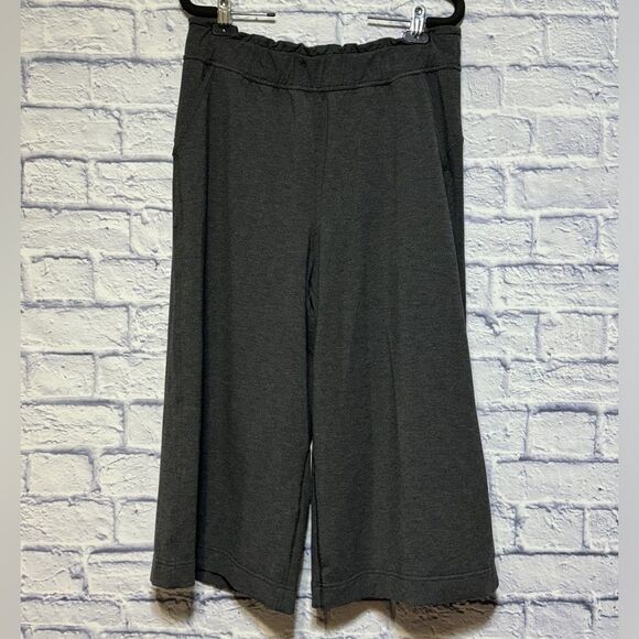 Lululemon Hello Sunday Crop
Heathered Mod Black! EUC size 10 - Picture 6 of 14